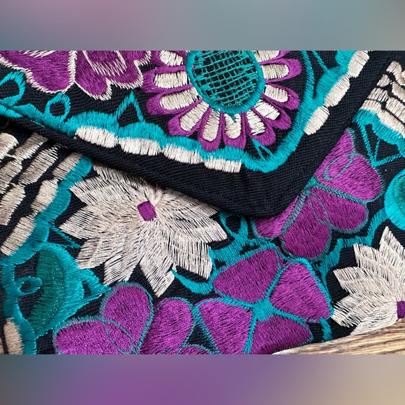 Embroidered wristlet / clutch - Picture 2 of 6